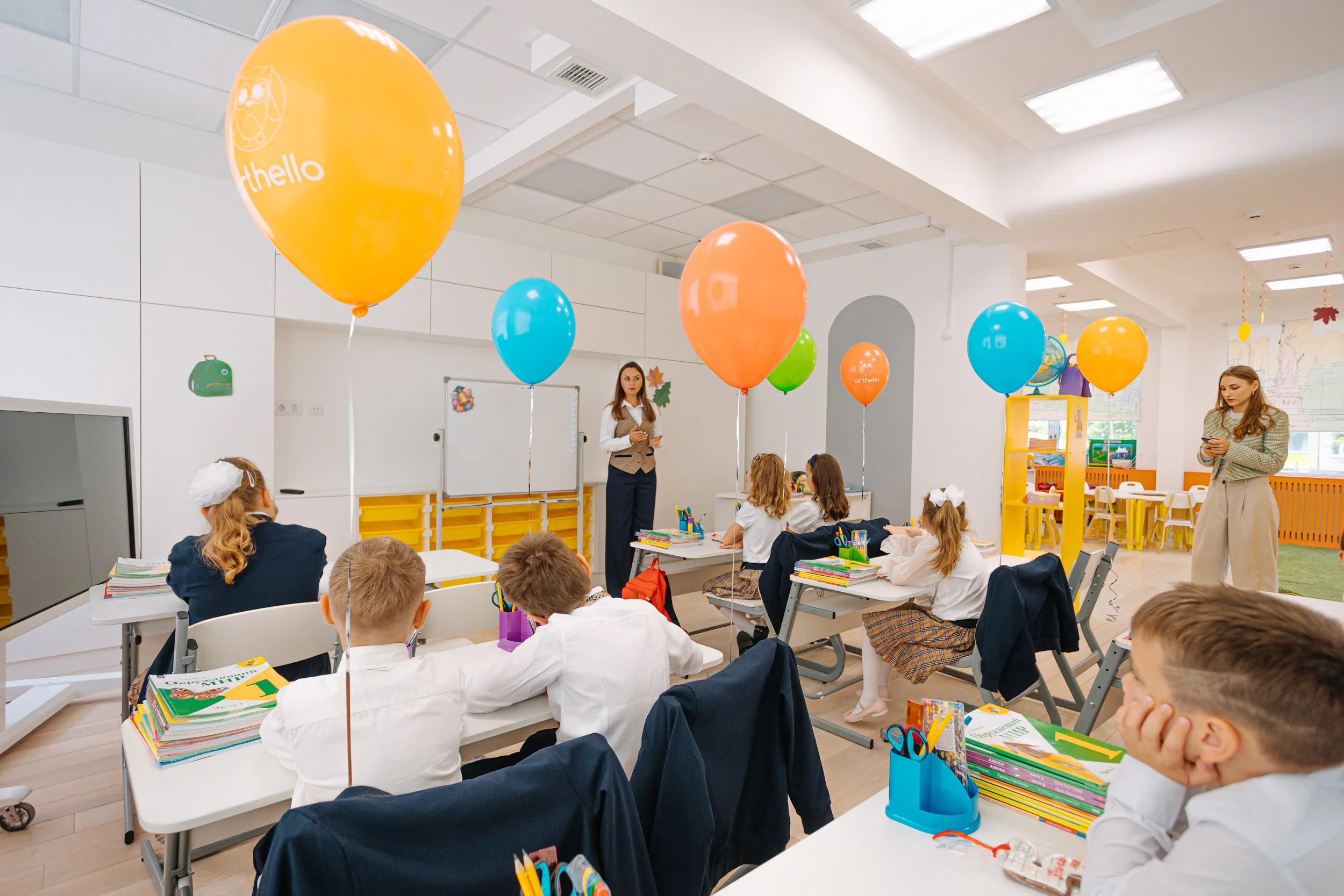 Учитель со школьниками